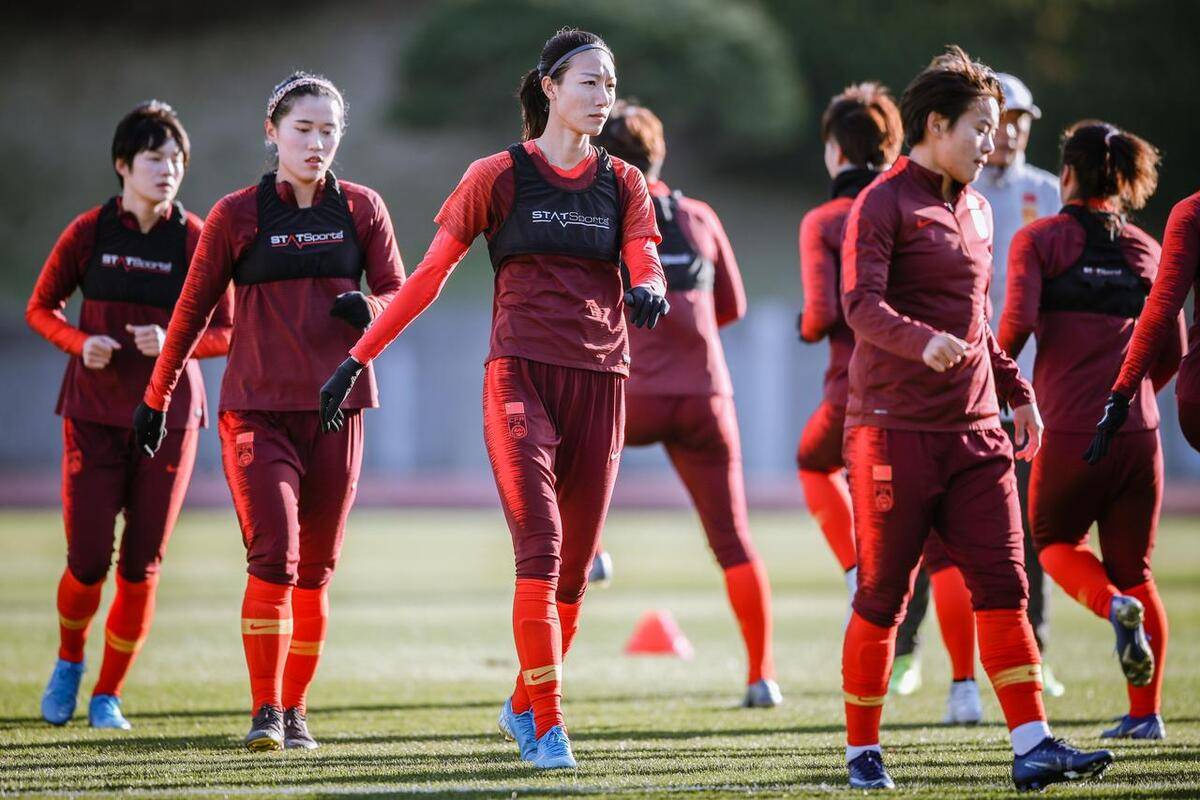 包含亚洲女足锦标赛：各队士气高昂备战决赛的词条